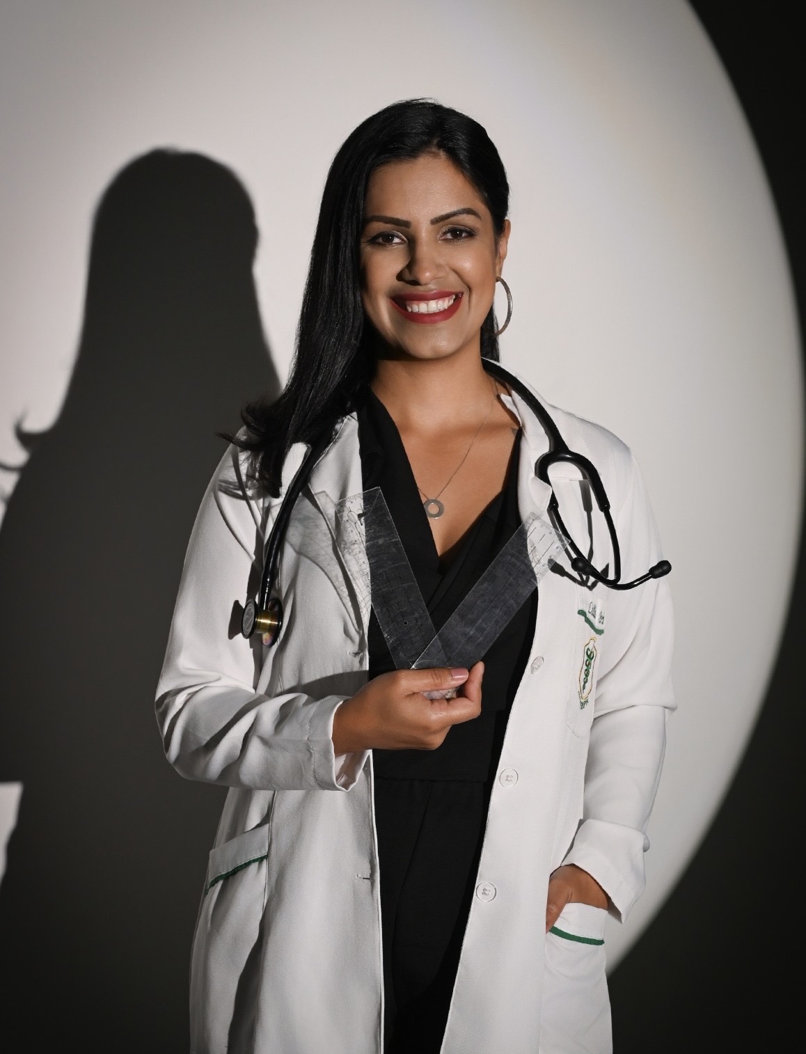 Lidiane de Oliveira, fisioterapeuta, de jaleco branco e estetoscópio